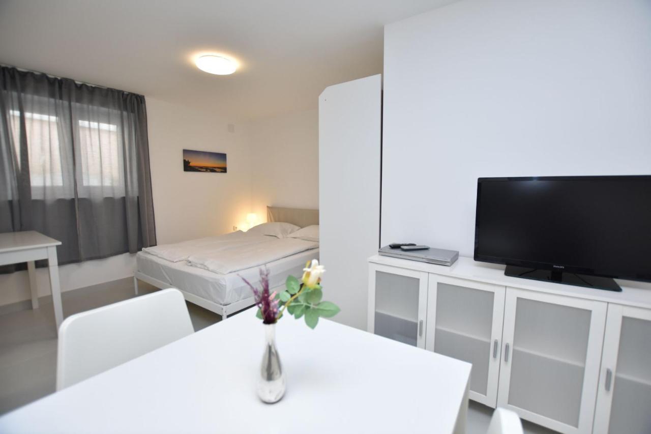 Apartments Leonardo Primosten Exterior photo