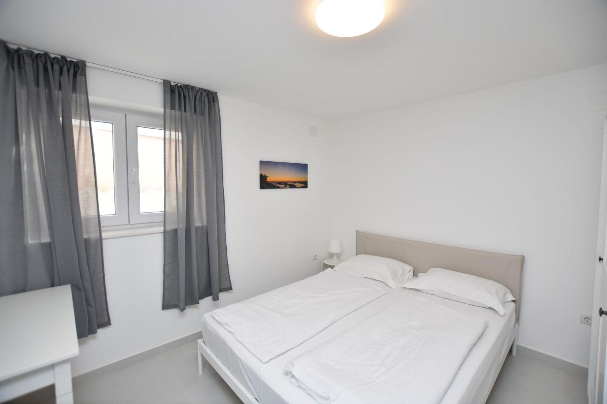 Apartments Leonardo Primosten Exterior photo