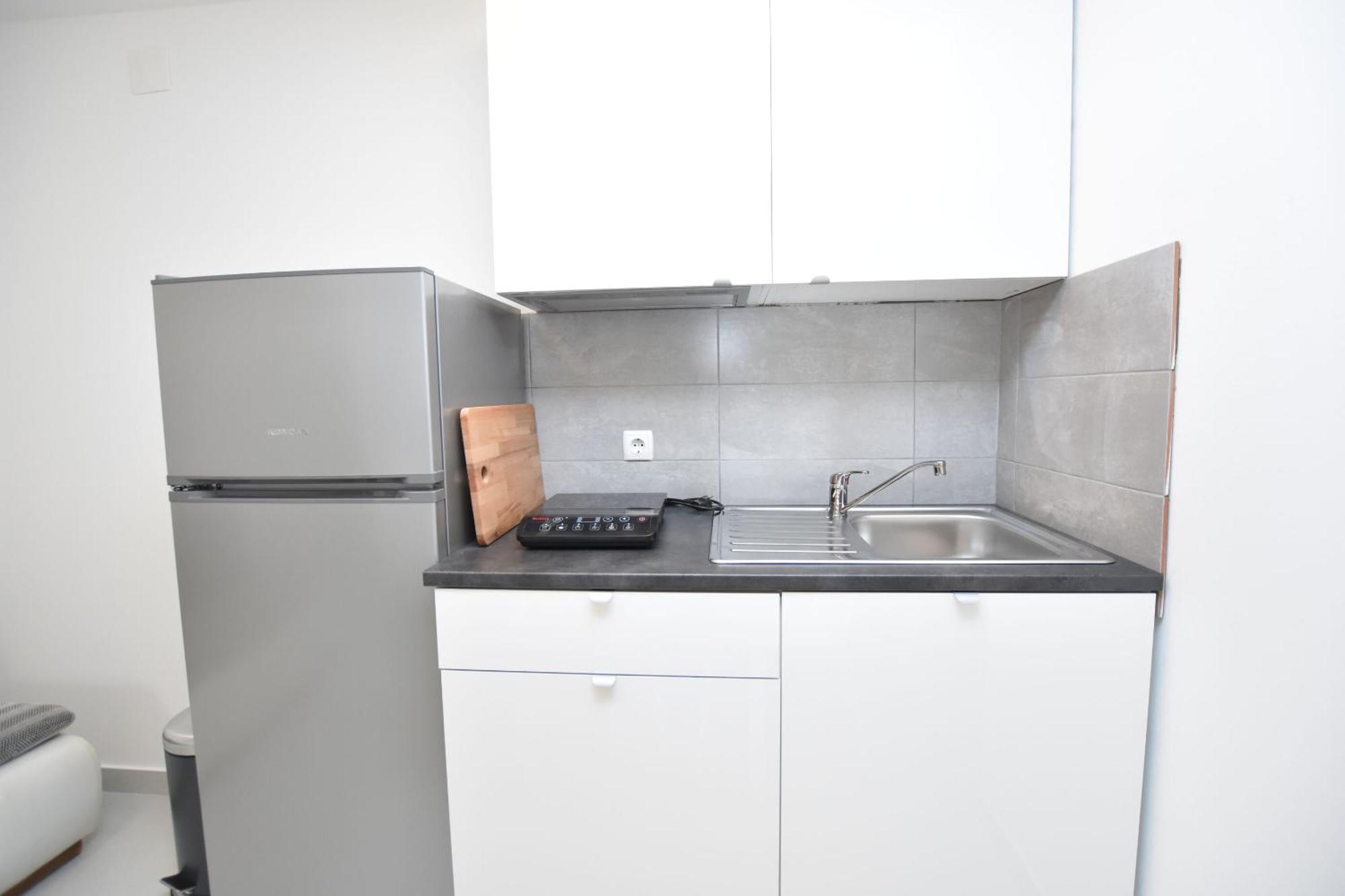 Apartments Leonardo Primosten Exterior photo